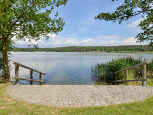 Dopuštěný Velký bolevecký rybník má před sezonou ideální vodu ke koupání