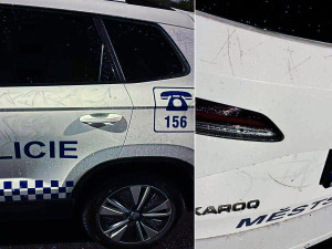 Zatímco strážníci zachraňovali seniorku, vandal jim poničil auto