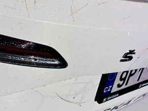 Zatímco strážníci zachraňovali seniorku, neznámý vandal jim poničil auto