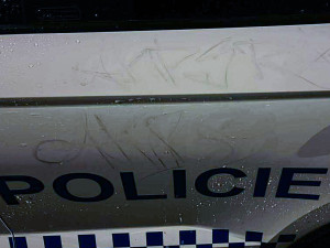 Zatímco strážníci zachraňovali seniorku, neznámý vandal jim poničil auto