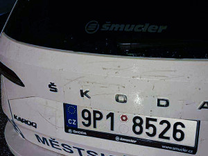 Zatímco strážníci zachraňovali seniorku, neznámý vandal jim poničil auto