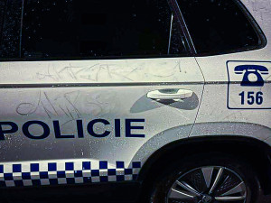 Zatímco strážníci zachraňovali seniorku, neznámý vandal jim poničil auto