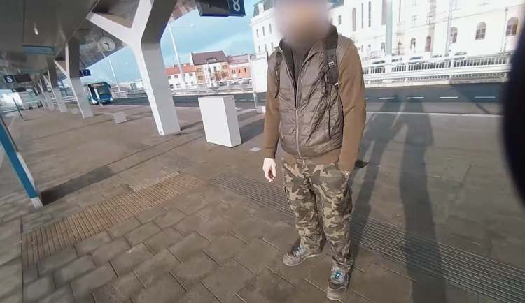 ANKETA: Protikuřácký zákon platí už osm let, kuřáky ze zastávek ale nevyhnal