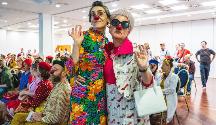 Stovka zdravotních klaunů z 11 zemí světa se vzdělává na profesním setkání