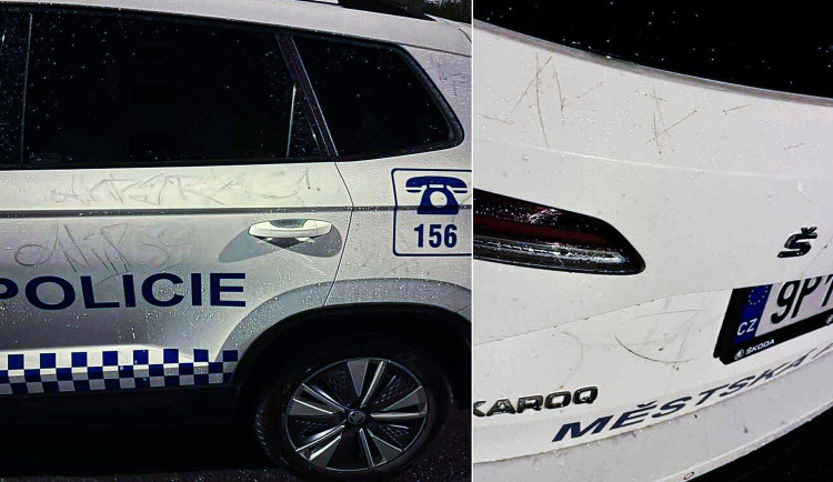 Zatímco strážníci zachraňovali seniorku, neznámý vandal jim poničil auto