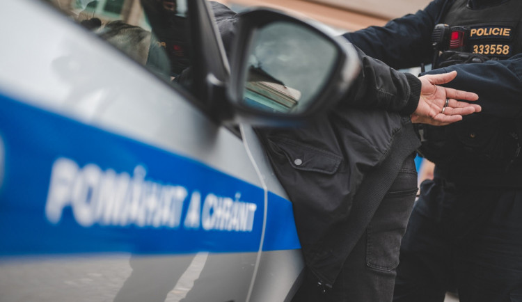 Výhrůžky a útoky neustávaly. Nepřizpůsobivý bezdomovec z Hranic skončil v psychiatrické péči