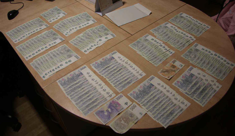 Senior skryl své životní úspory pod koberec. Ukradla mu je cizí žena, kterou si přivedl domů