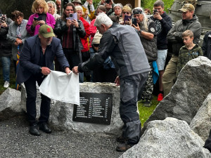 Prezident Petr Pavel přijel v lijáku na motorce na Šumavu. Odhalil tam pomník připomínající krvavou bitvu