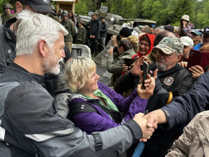 Prezident Petr Pavel přijel v lijáku na motorce na Šumavu. Odhalil tam pomník připomínající krvavou bitvu