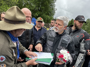 Prezident Petr Pavel přijel v lijáku na motorce na Šumavu. Odhalil tam pomník připomínající krvavou bitvu