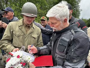 Prezident Petr Pavel přijel v lijáku na motorce na Šumavu. Odhalil tam pomník připomínající krvavou bitvu