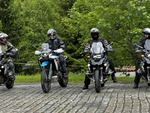 Prezident Petr Pavel přijel v lijáku na motorce na Šumavu. Na snímku druhý zleva