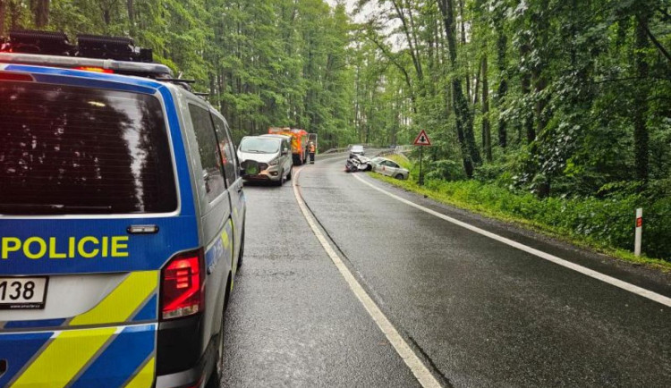 Řidička Renaultu po smyku na mokru nepřežila střet s dvojící vozidel. Žena v BMW utrpěla těžké zranění