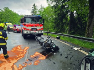 Motorkář se těžce zranil na Šumavě. Spadl z motorky na kluzké skvrně a narazil do osobáku