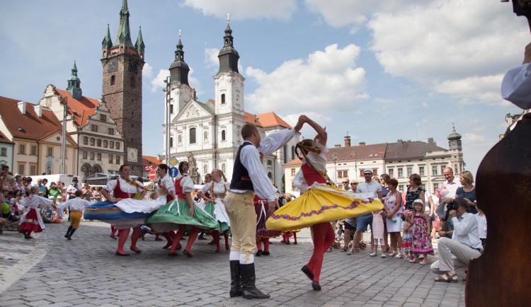 Klatovská pouť přivede do města folklor, hudbu i kolotoče