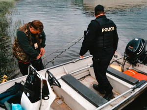 Policisté na přehradě Hracholusky kontrolovali rybáře, pozornosti neuniklo ani 31 cizinců