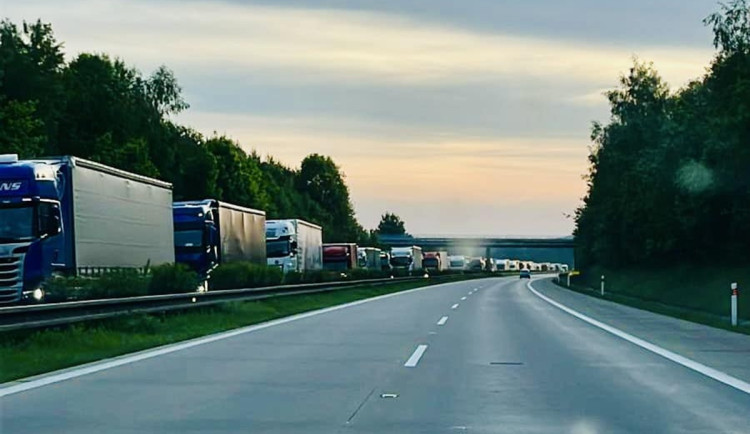 Kolony kamionů ucpaly provoz na dálnici D5 směrem do Německa
