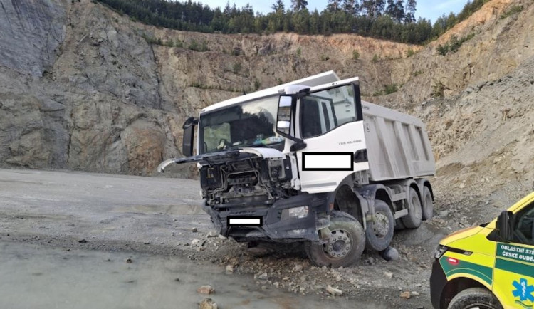 Řidič náklaďáku nezvládl zatáčku a zřítil se z několikametrového srázu