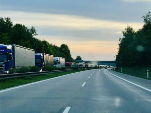Kolony kamionů ucpaly provoz na dálnici D5 směrem do Německa