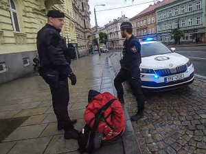 Opilá dvojice se psem dělala humbuk na ulici, vzduchem létaly nedopalky i nadávky