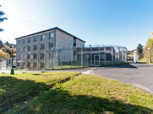 Policisté zasahují v záchytném zařízení pro cizince v Balkové na severním Plzeňsku