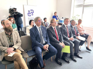 Japonci financují projekt na podporu duševního zdraví ukrajinských seniorů