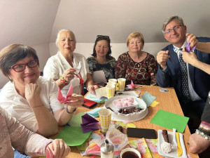 Japonci financují projekt na podporu duševního zdraví ukrajinských seniorů