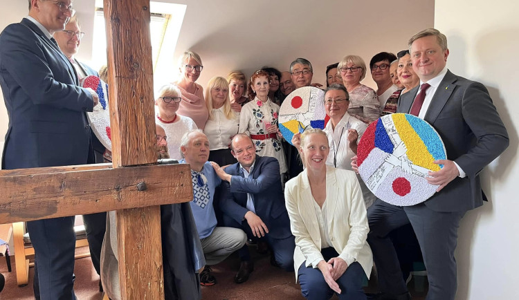 Japonci financují v Plzni projekt na podporu duševního zdraví ukrajinských seniorů