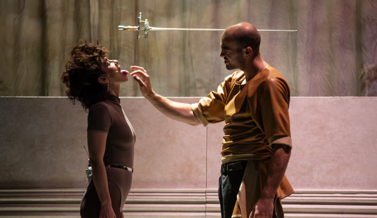 Jiskřící a sexy. Šaldovo divadlo přináší svou verzi Nebezpečných známostí