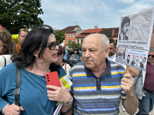 Neúnavný senior s transparentem opět vytrolil mítink Andreje Babiše. Nechyběla strkanice a nadávky