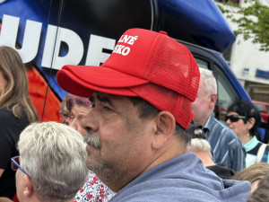 Neúnavný senior s transparentem opět vytrolil mítink Andreje Babiše. Nechyběla strkanice a nadávky