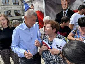 Neúnavný senior s transparentem opět vytrolil mítink Andreje Babiše. Nechyběla strkanice a nadávky