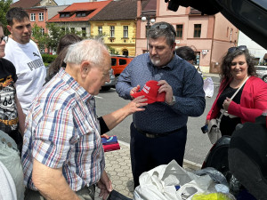 Neúnavný senior s transparentem opět vytrolil mítink Andreje Babiše. Nechyběla strkanice a nadávky