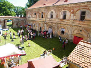 Nadšenci opravují zdevastovaný zámek v Čečovicích. Peníze získávají pořádáním barokní veselice