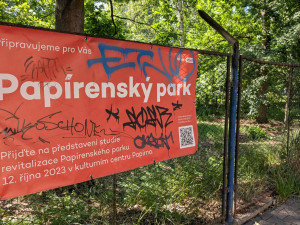 Zapařený pytel mrkve a stříkačky, Papírenský park znovu zaplňují odpadky
