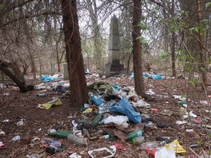 V takovém stavu byl Papírenský park ještě předtím, než ho město před dvěma lety vyklidilo. Naštěstí má park teď k takovému stavu daleko. Zdroj: Magistrát města Plzně.