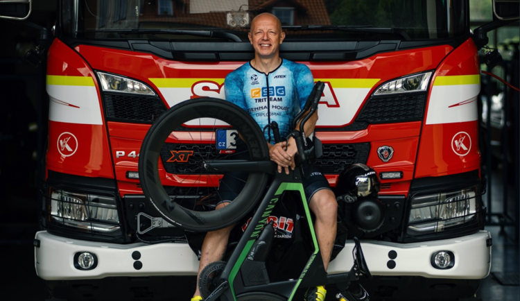 Neuvěřitelný výkon tanvaldského hasiče. Z extrémního triatlonu přivezl stříbro