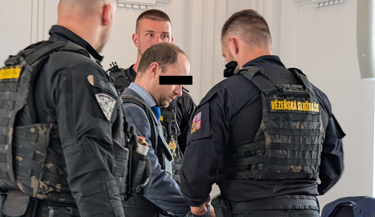 Primář surově zavraždil sekerou svou milenku. K soudu přišel v slzách a neprůstřelné vestě
