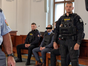 Primář surově zavraždil sekerou svou milenku. K soudu přišel v slzách a neprůstřelné vestě