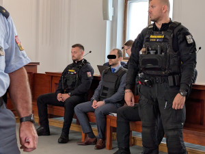 Primář surově zavraždil sekerou svou milenku. K soudu přišel v slzách a neprůstřelné vestě