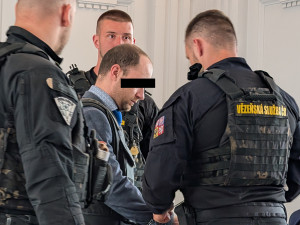 Primář surově zavraždil sekerou svou milenku. K soudu přišel v slzách a neprůstřelné vestě