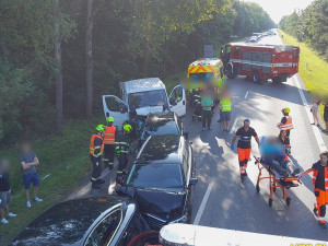 Tři lidé se zranili při hromadné nehodě pěti automobilů na frekventované silnici I/20