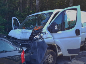 Tři lidé se zranili při hromadné nehodě pěti automobilů na frekventované silnici I/20