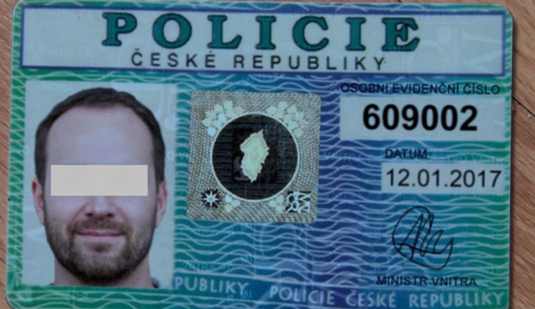 Znají celé vaše jméno a mávají policejním průkazem, podvodníci zkouší další triky