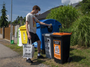 I na výletě nebo festivalu má smysl třídit. Kam s obalem od tatranky nebo od džusu?