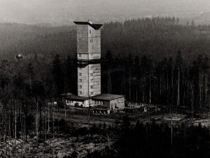 Temnou historii vojenské sledovací věže na Havranu připomene originální akce