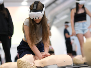 Záchranu lidského života pomocí virtuální reality si během osmi hodin nacvičilo 1255 lidí