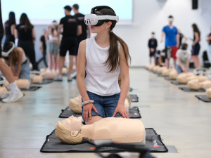 Záchranu lidského života pomocí virtuální reality si během osmi hodin nacvičilo 1255 lidí