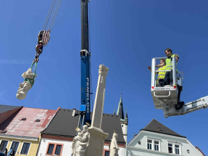 Po 50 letech stojí opět na opraveném náměstí v Tachově mariánský sloup