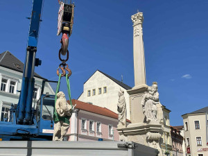 Po 50 letech stojí opět na opraveném náměstí v Tachově mariánský sloup